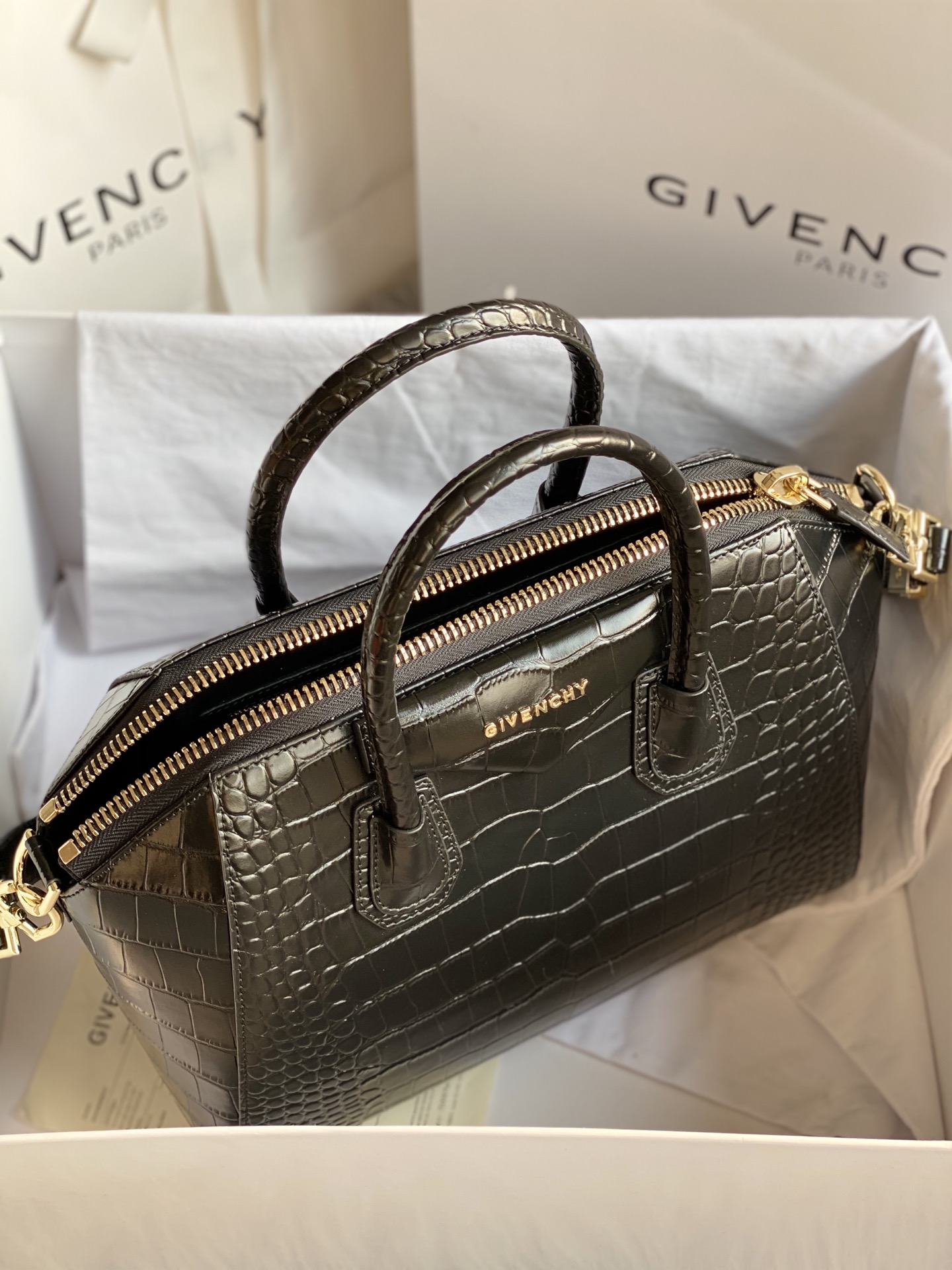 Gienvchy_Antigona_Handba
